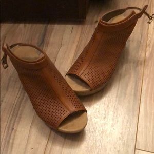 Camel wedges